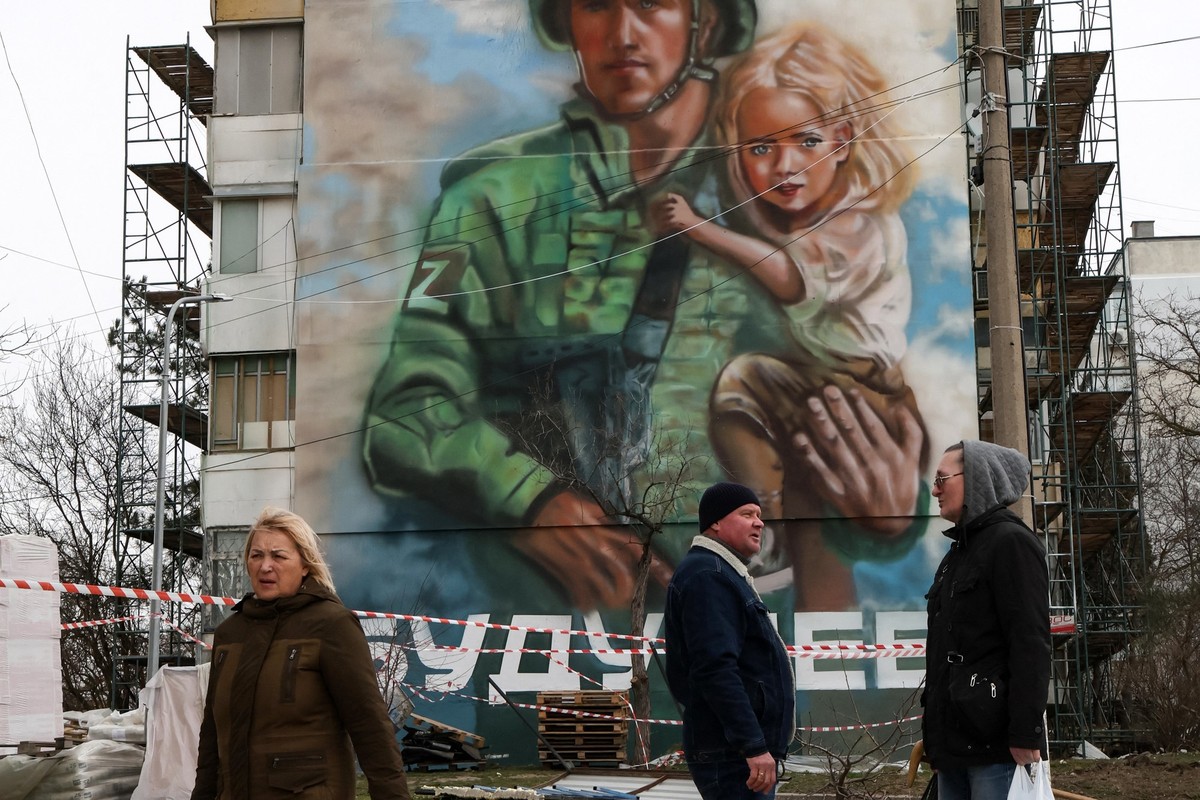 Tracing the Evolution of Russian Hybrid Warfare