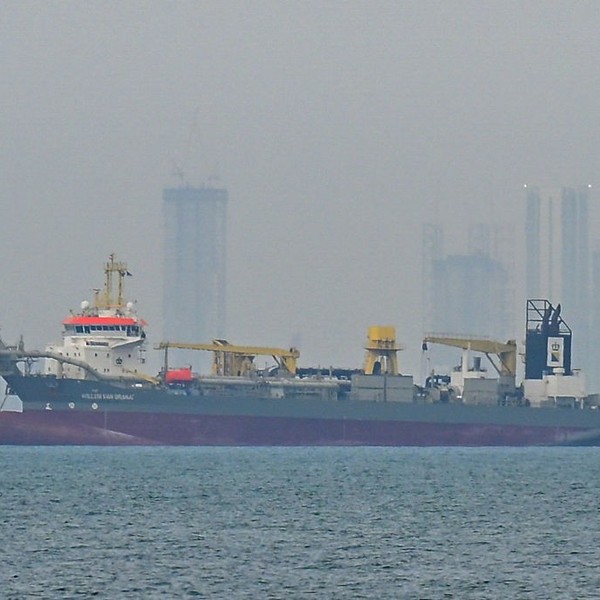 Commercial vessels divert to UAE coasts amid navigation issues