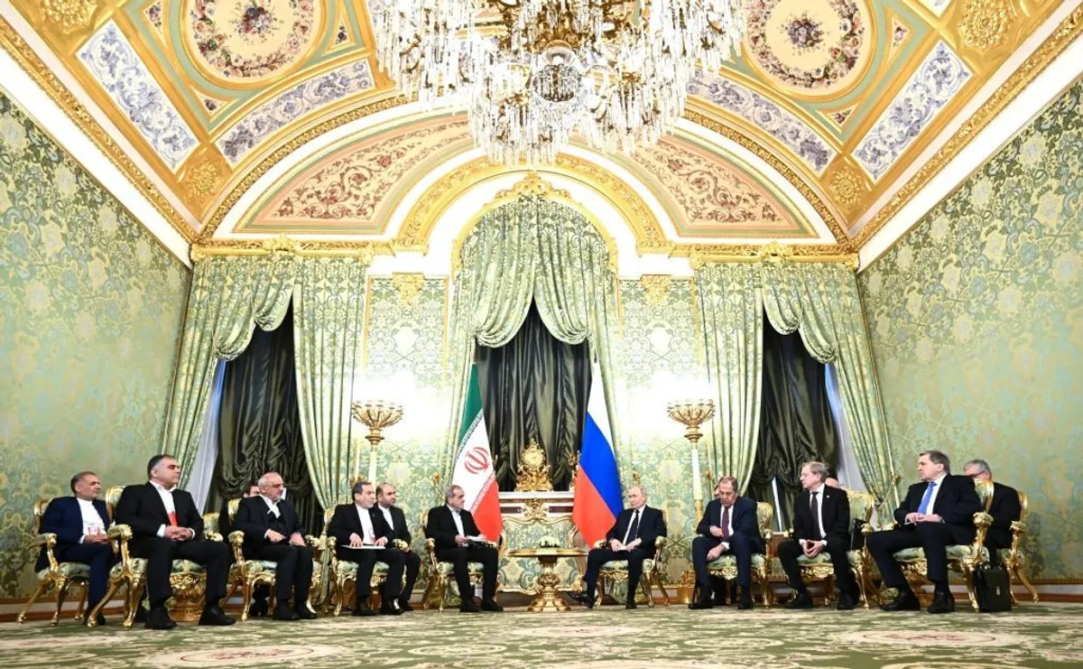 Iranian president meets with Putin, discusses ways to boost cooperation in all sectors