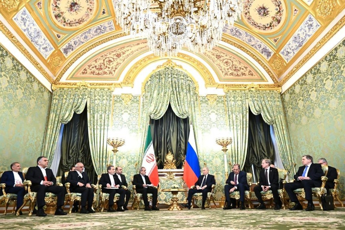 Iranian president meets with Putin, discusses ways to boost cooperation in all sectors