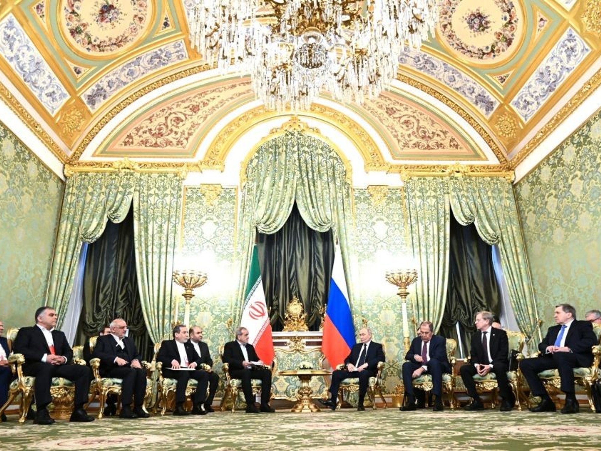 Iranian president meets with Putin, discusses ways to boost cooperation in all sectors
