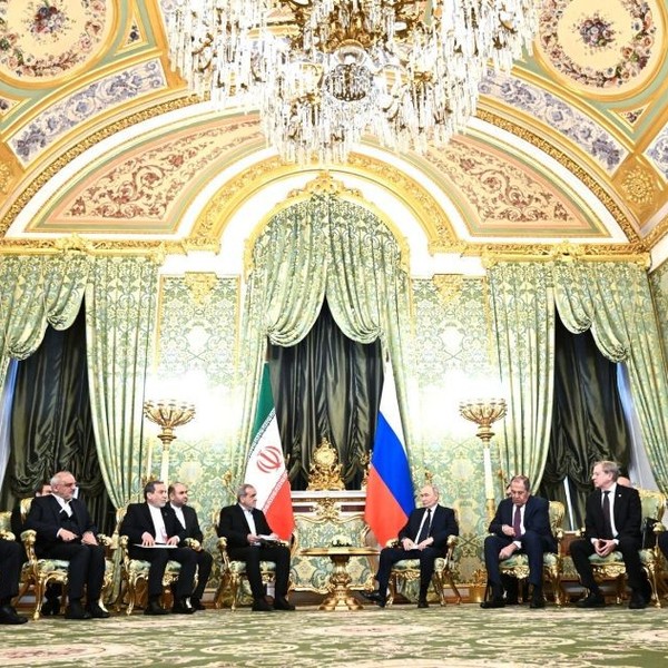 Iranian president meets with Putin, discusses ways to boost cooperation in all sectors