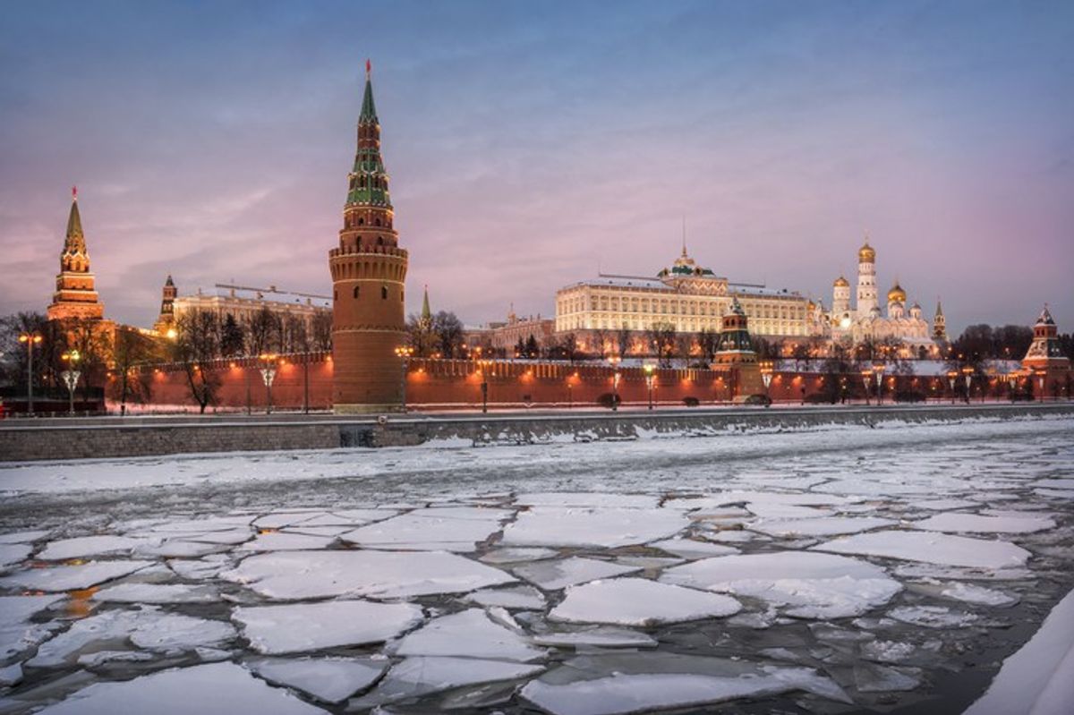 Russia Expert Suggests “Nutrition Labels for Information”