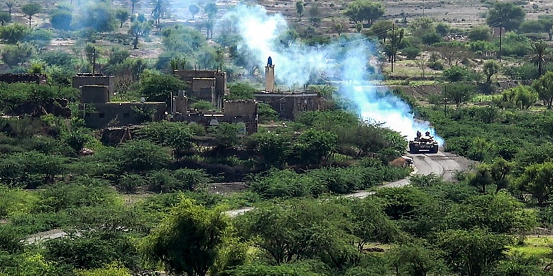 YEMEN-IRAN-US-ISRAEL-WAR A battle tank advances during ongoing fighting between Houthi and Saudi-backed Yemeni government forces along the frontlines in al-Kadha, west of Taiz in western Yemen, on September 16, 2026. (Photo by Ahmad AL-BASHA / AFP via Getty Images) /